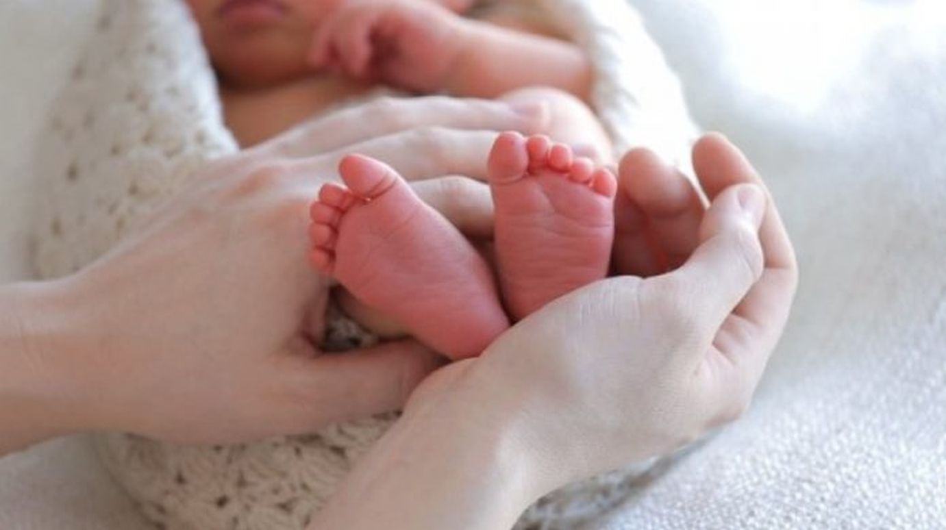 A fost gasita femeia care si-a abandonat bebelusul de 5 zile in scara unui bloc din Valcea